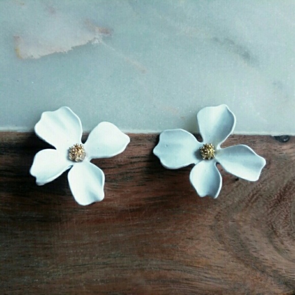 ❗️LAST❗️White Petal Stud Earrings - Picture 3 of 7